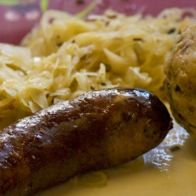 Winter_Defereggental_Osttirol_St.Jakob_Typisches Essen_Bratwurst mit Sauerkraut und Speckknödel